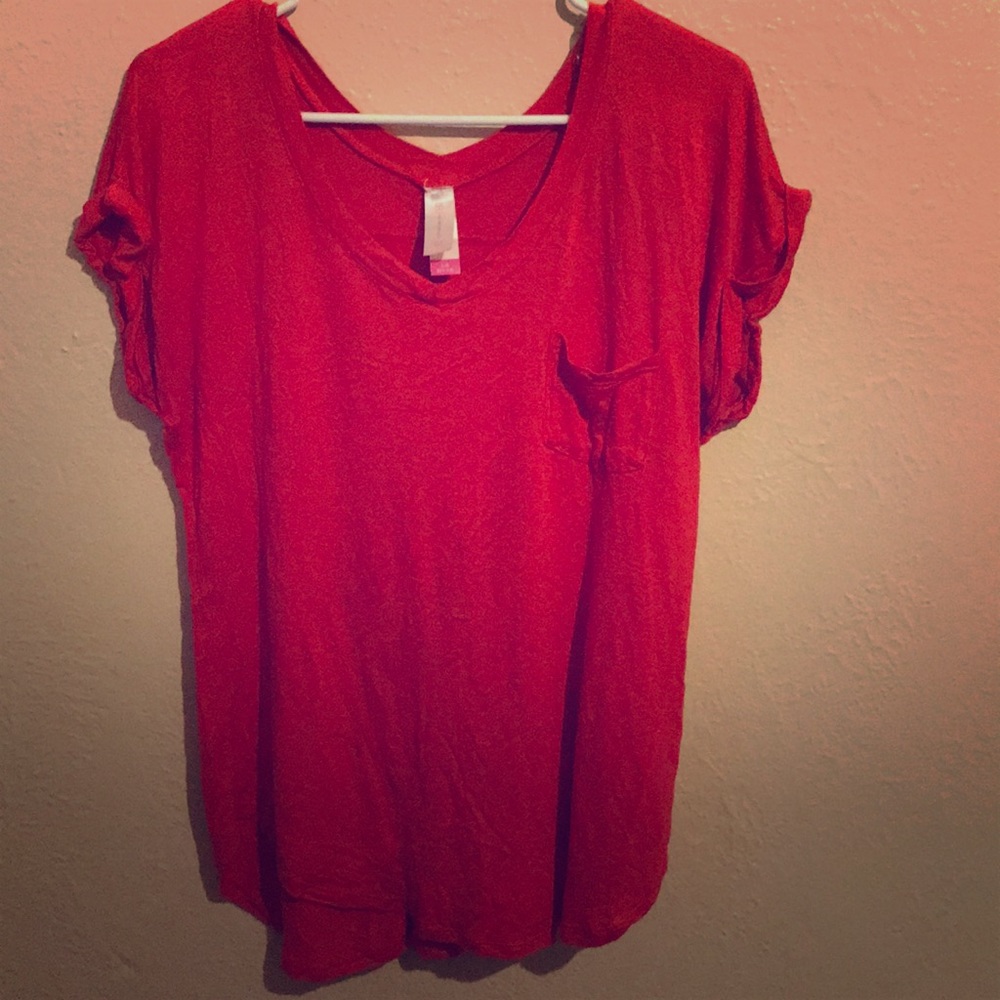 Red shirt sleeve shirt